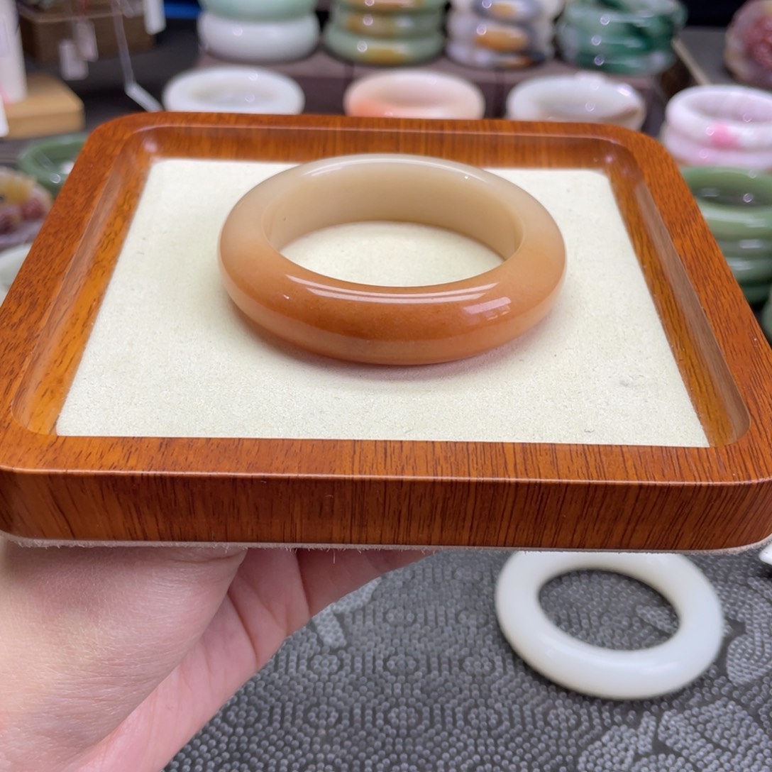 ****石英质玉未镶嵌手镯