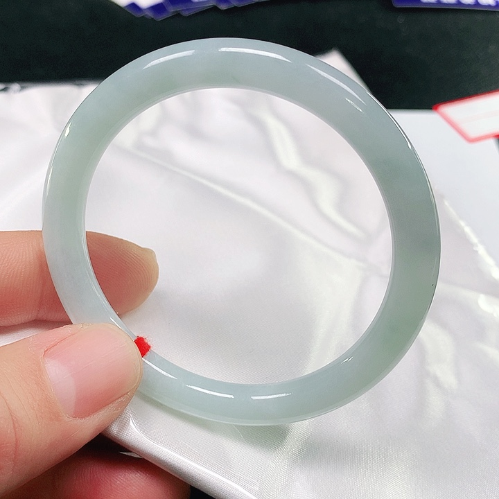 翡翠手镯未镶嵌翡翠手镯未镶嵌