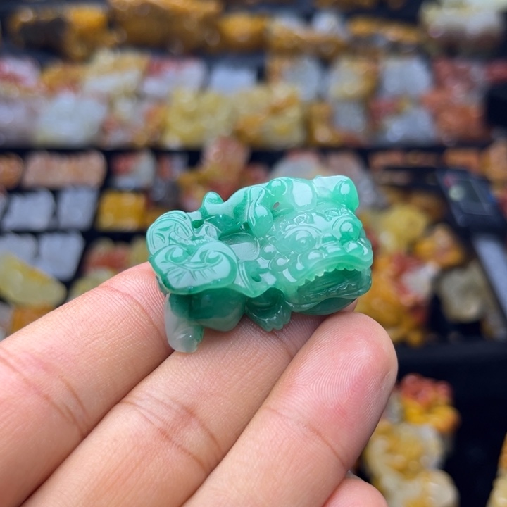 未镶嵌石英质玉（黄龙玉）颈饰