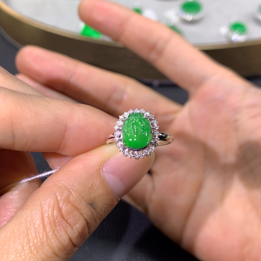 翡翠戒指18K金镶嵌翡翠