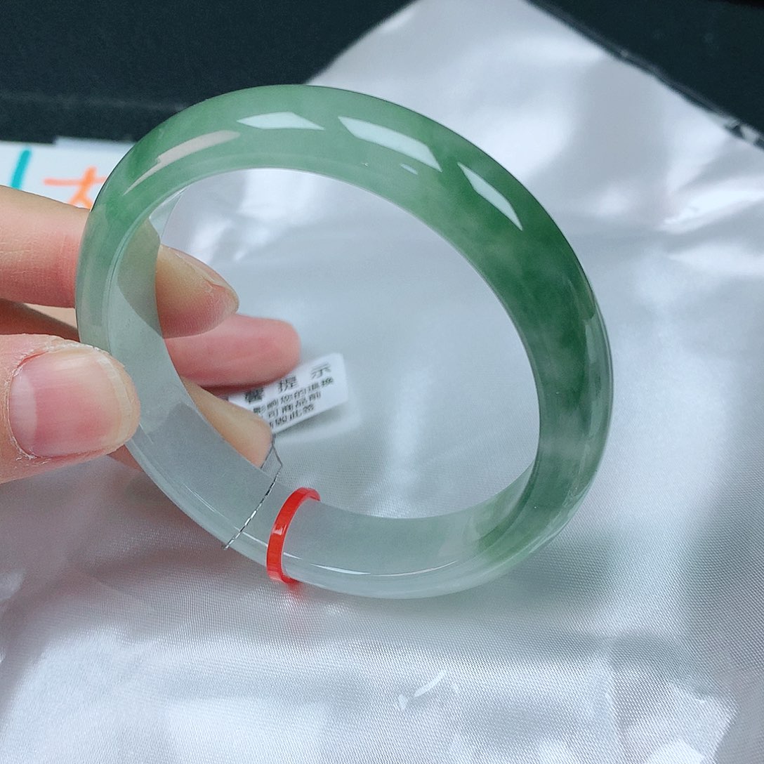 翡翠手镯未镶嵌52圈