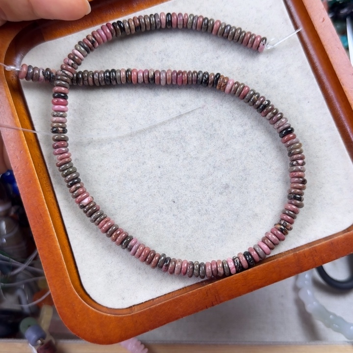 未镶嵌石英质玉（黄龙玉）珠宝奇石卡2*6隔片一条