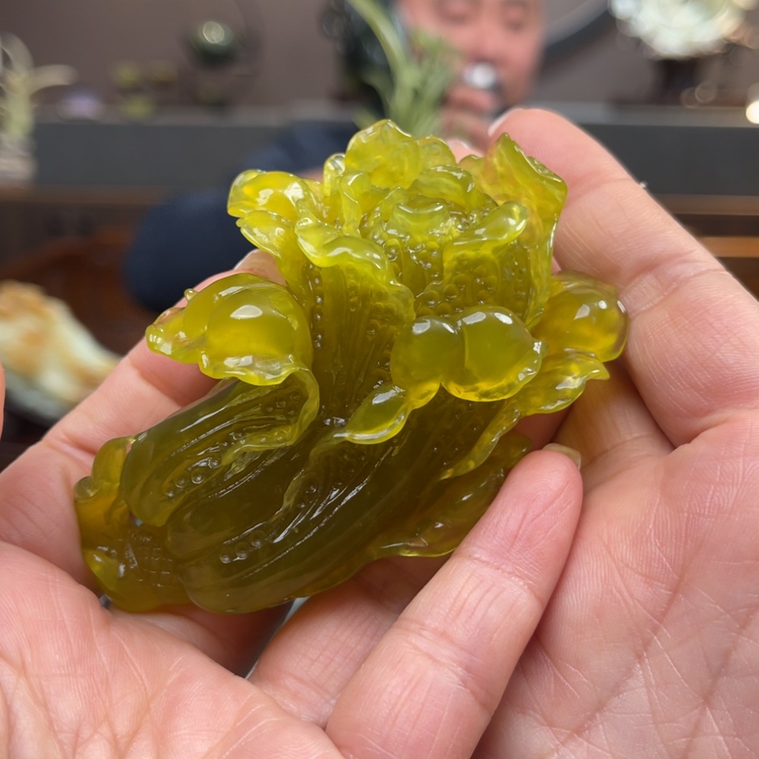蛇纹石玉手把件未镶嵌叼*烟