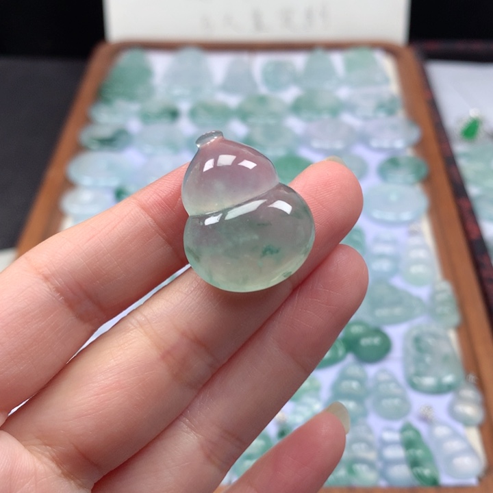 颈饰未镶嵌翡翠冰种飘花大葫芦