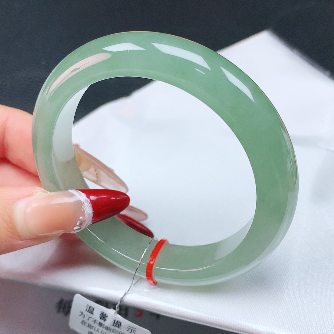 翡翠手镯未镶嵌54圈