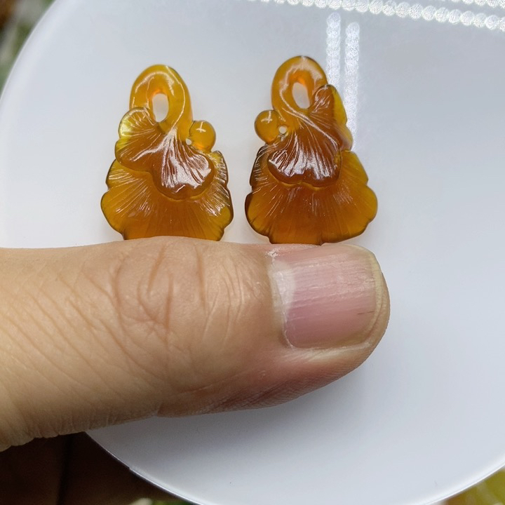 银杏叶耳饰。采用天然花玉精雕而成