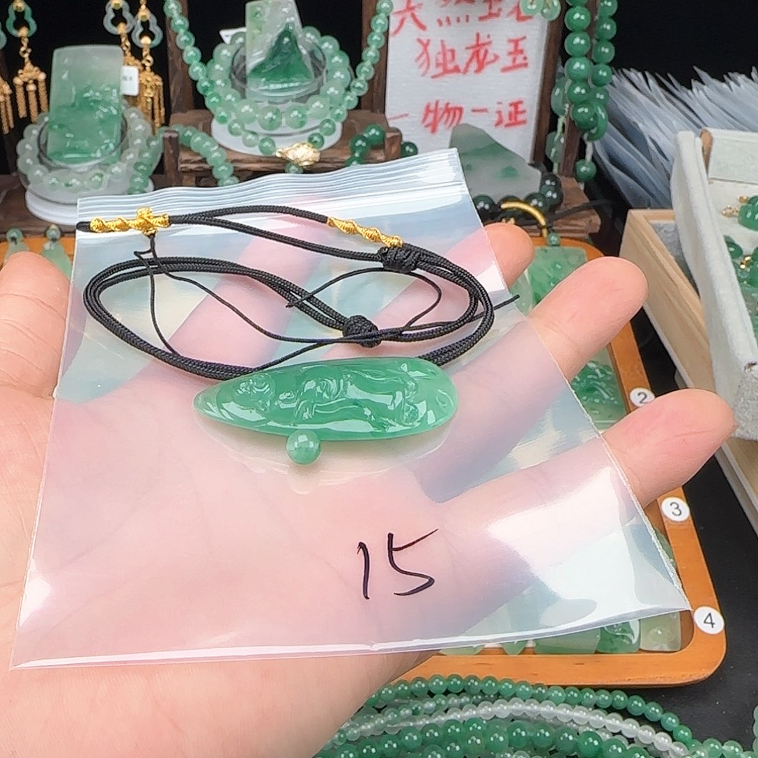 石英质玉颈饰未镶嵌重**士