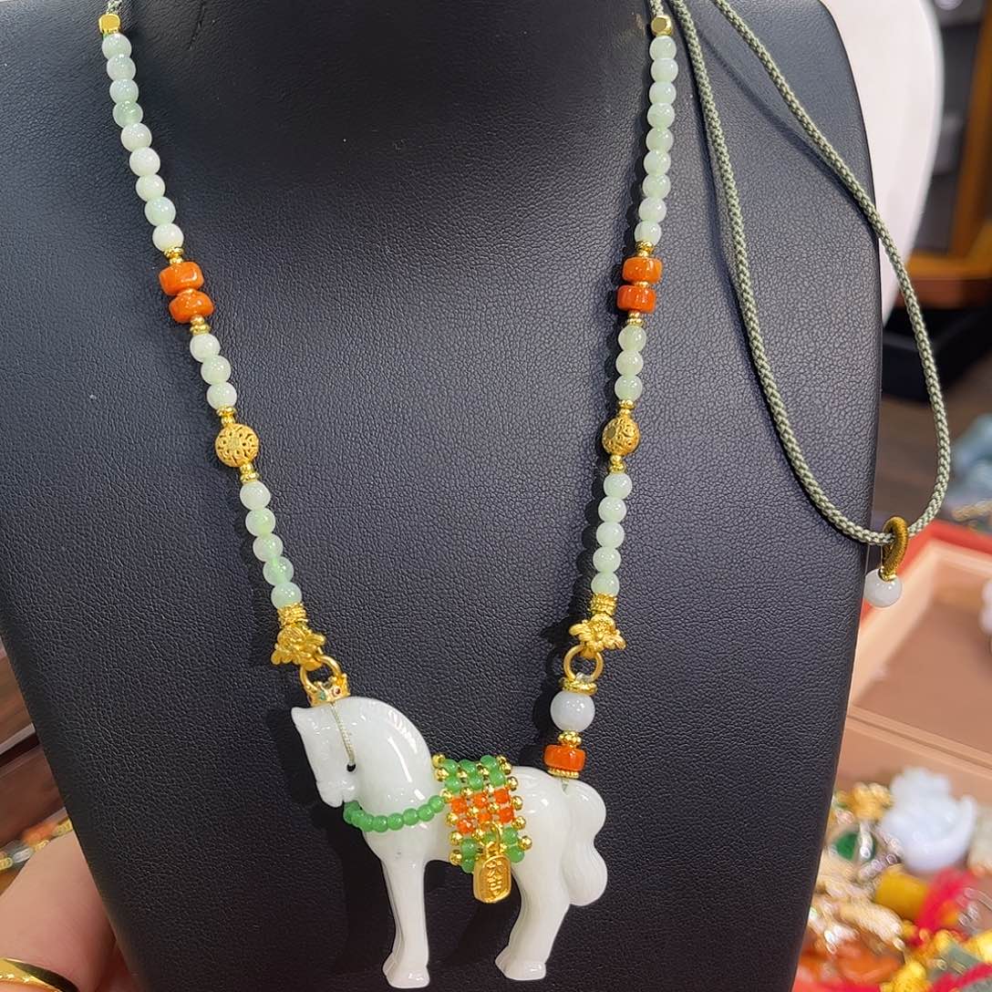 翡翠未镶嵌颈饰炸