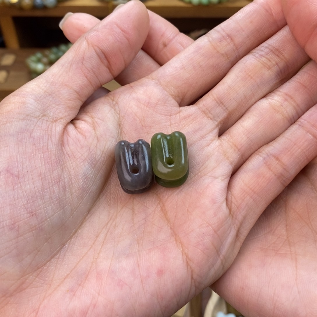 J****和田玉未镶嵌颈饰