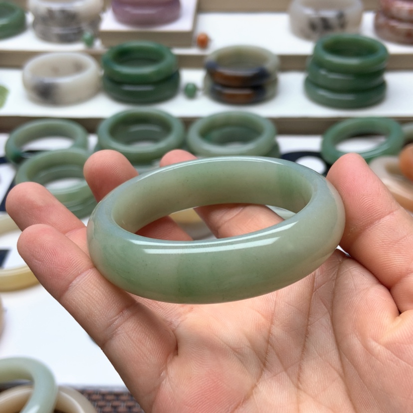 【闪购商品】石英质玉手镯未镶嵌龙*