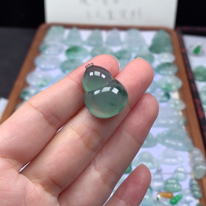 颈饰未镶嵌翡翠冰种晴底飘花大葫芦