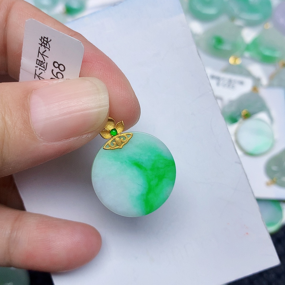 翡翠18K金镶嵌颈饰