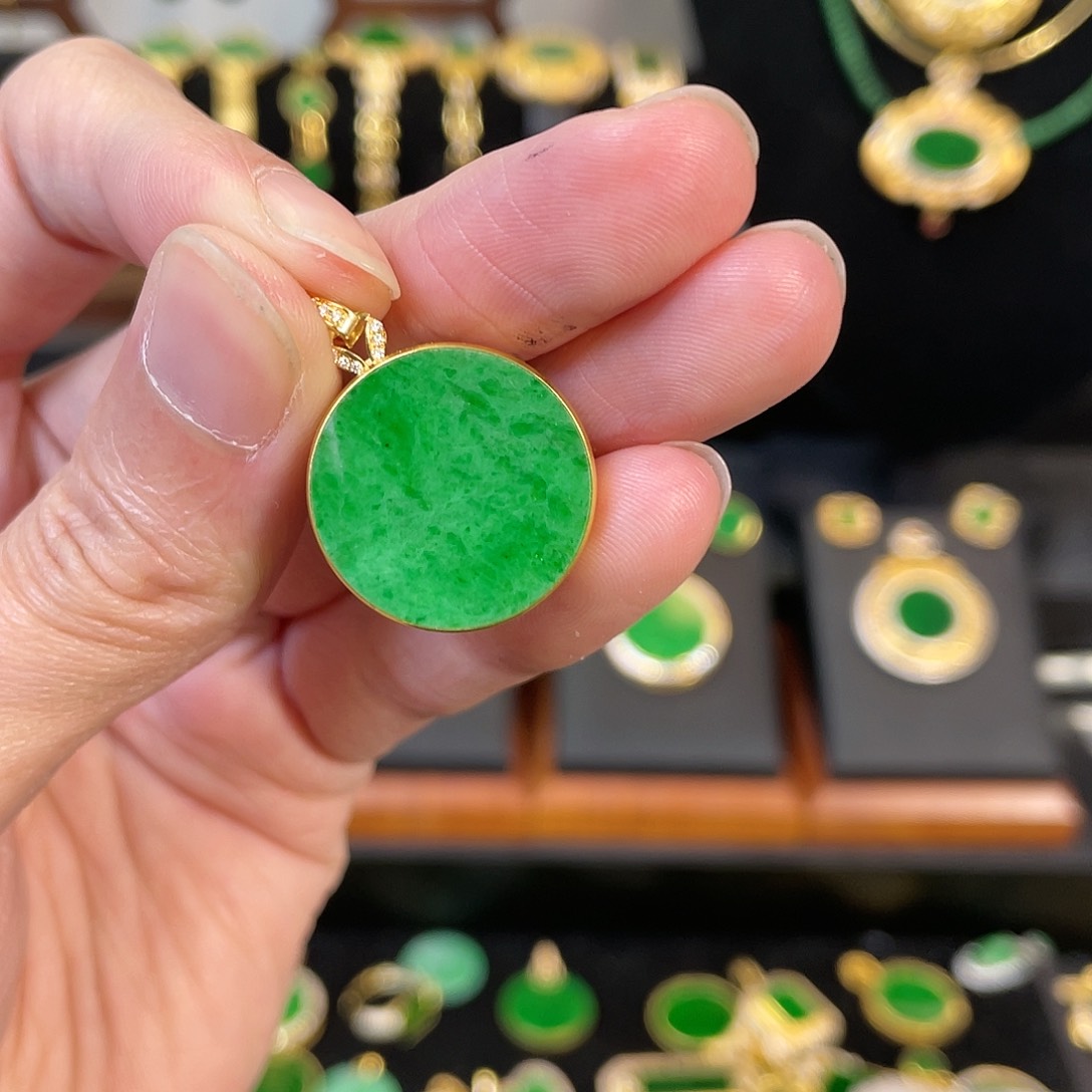 翡翠吊坠(赠链)18K金镶嵌