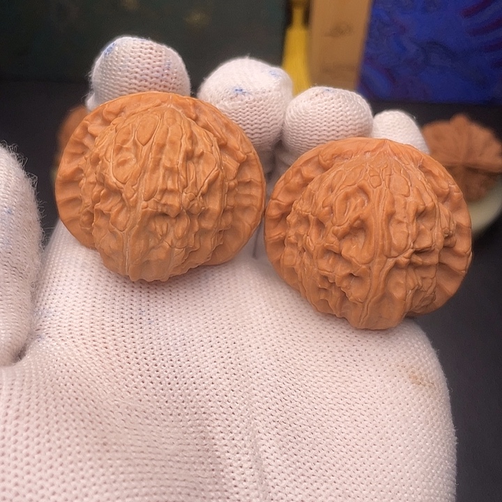 文玩核桃吊坠白狮子