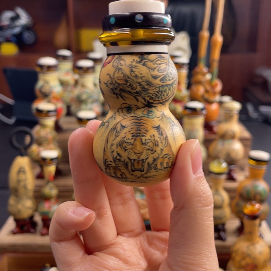 与****大叶紫檀（黑酸枝木类）