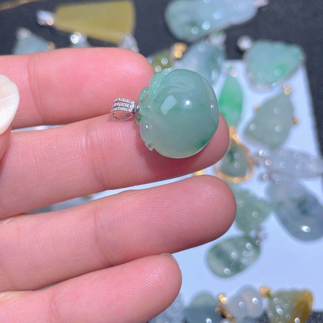 翡翠颈饰18K金镶嵌翡翠