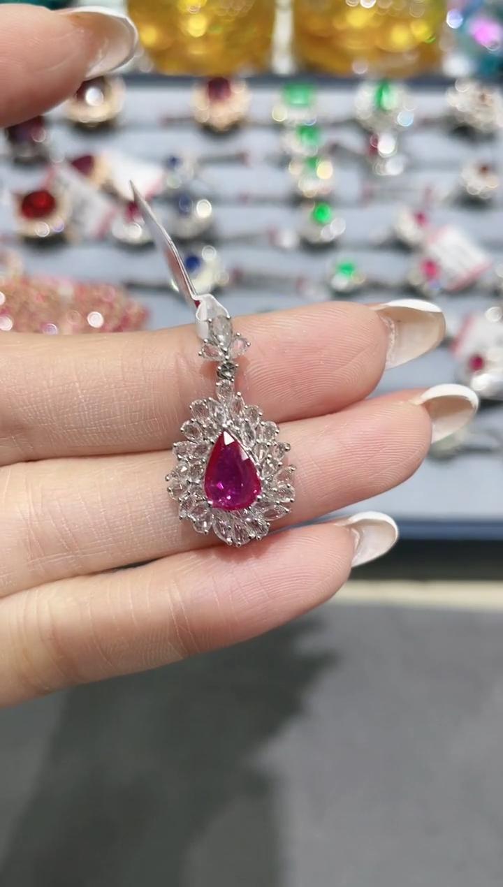 18K金镶嵌天然无烧红宝石吊坠