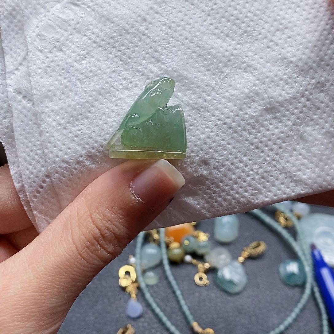 翡翠颈饰未镶嵌闪