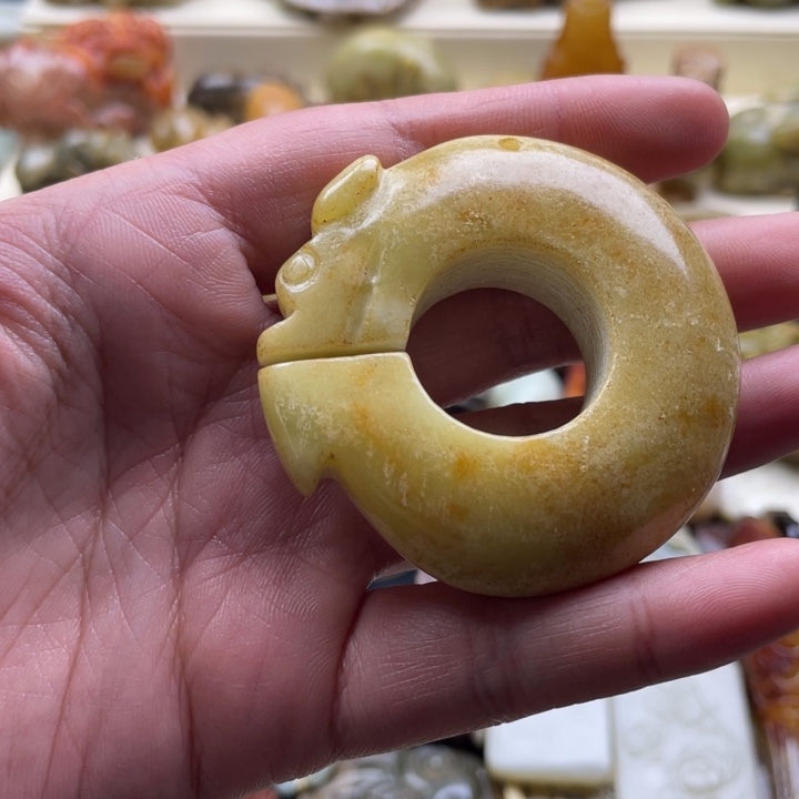 蛇纹石玉颈饰未镶嵌