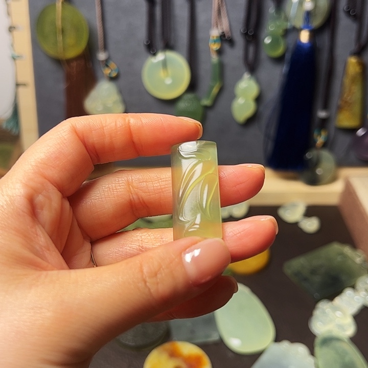 别***聒蛇纹石玉合金颈饰