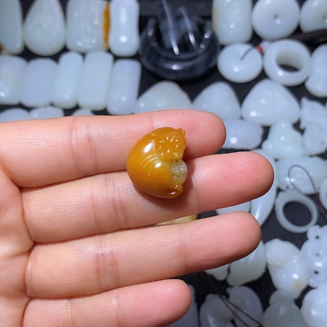 和田玉颈饰未镶嵌三**石