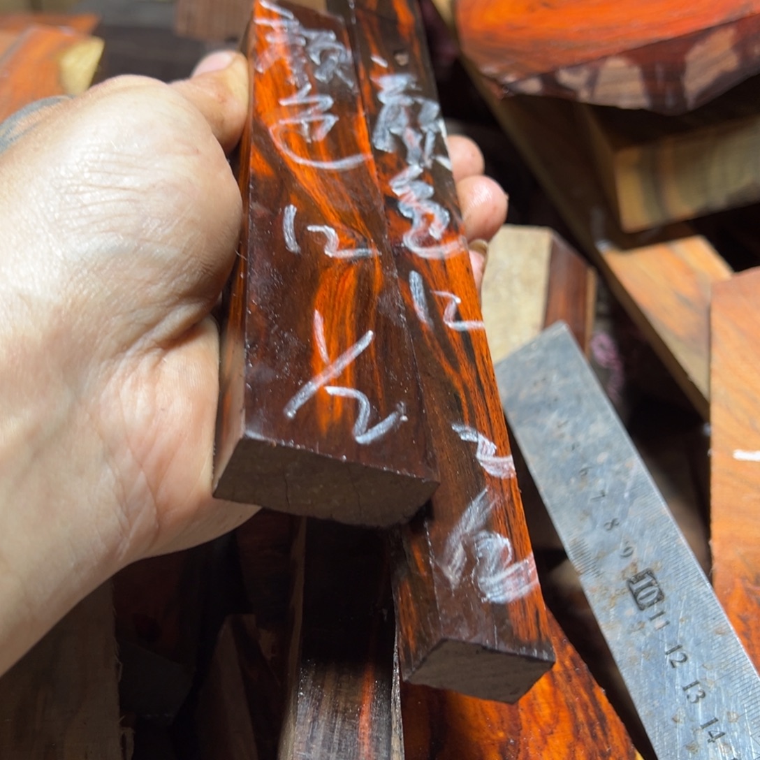 颜***色交趾黄檀（大红酸枝）