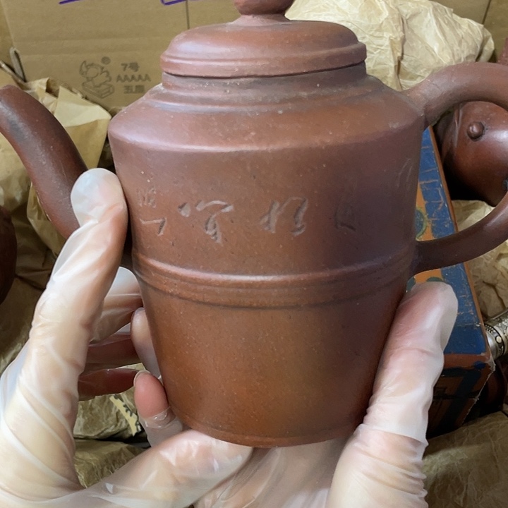 茶壶紫砂矿泥料，手工制作的一把紫砂壶。