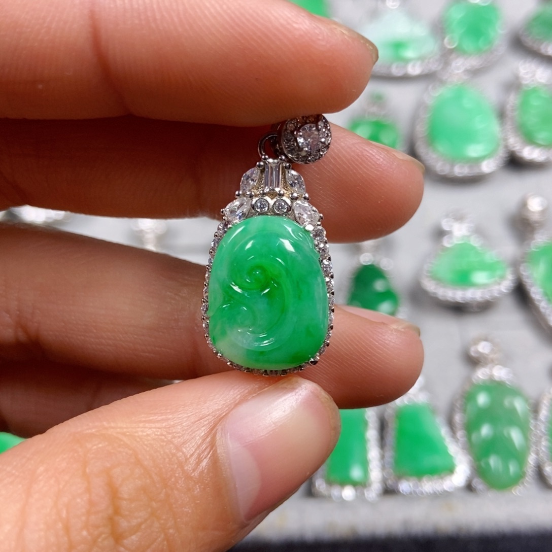 翡翠未镶嵌颈饰如意