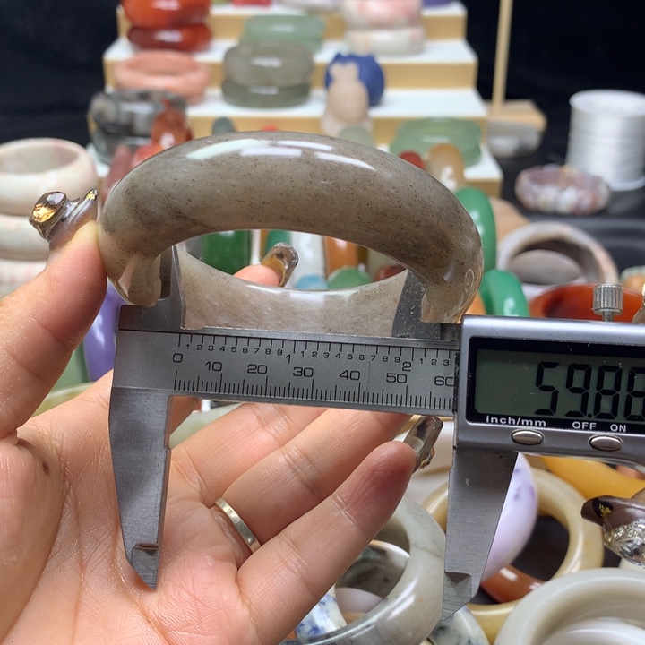未镶嵌手镯石英质玉