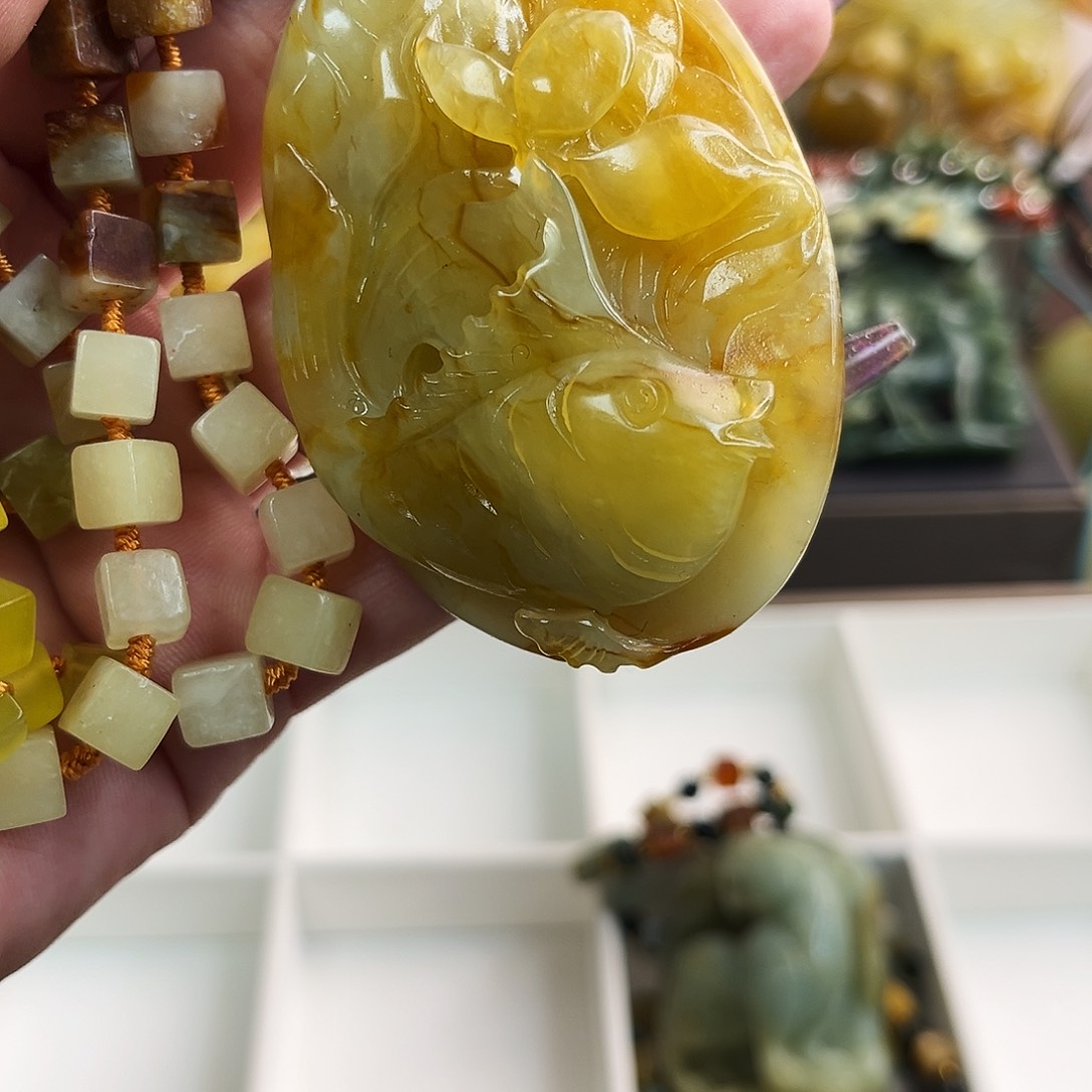 蛇纹石玉颈饰未镶嵌