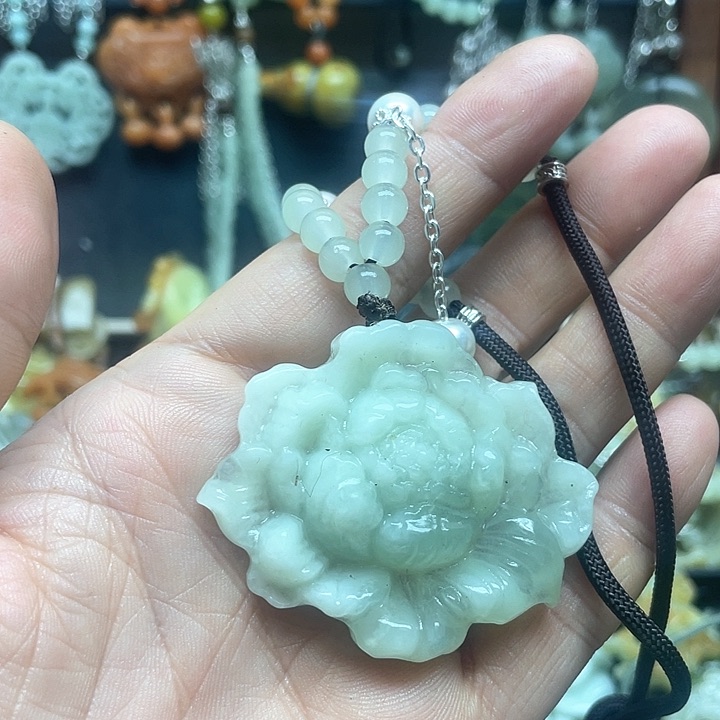 未镶嵌蛇纹石玉颈饰