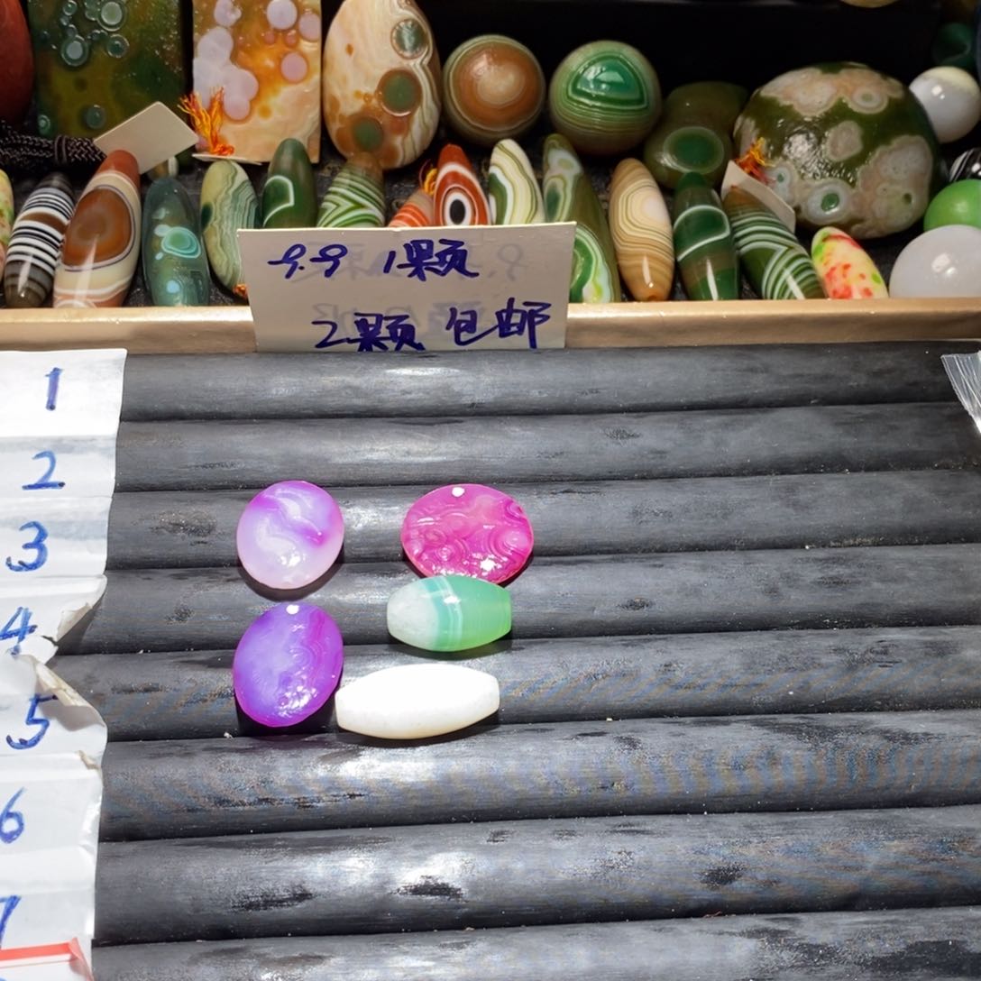 颈饰未镶嵌石英质玉小***。