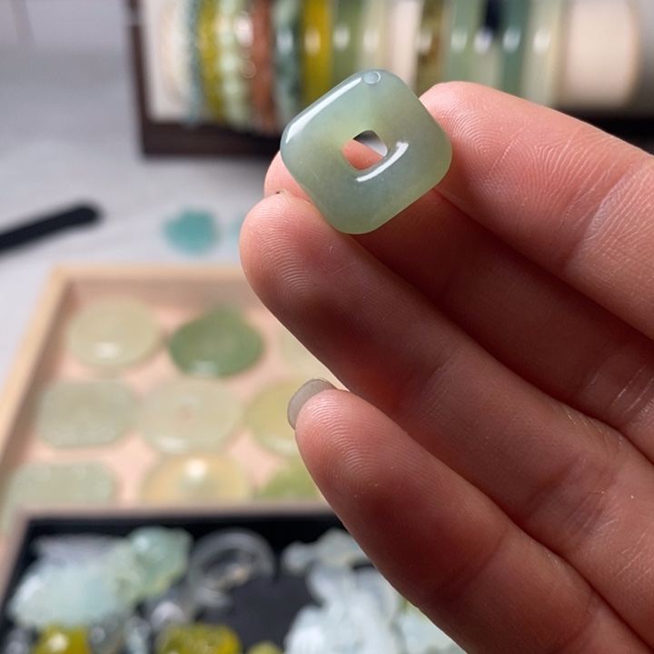 蛇纹石玉颈饰未镶嵌