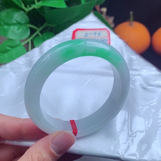 翡翠手镯未镶嵌   正圈52+ 白底青