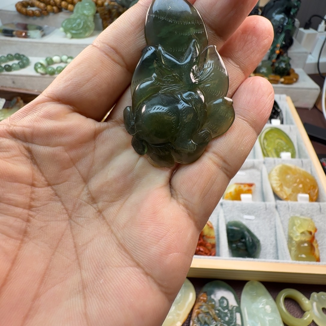 蛇纹石玉未镶嵌颈饰