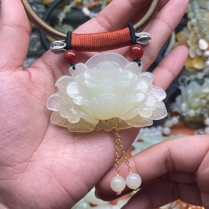 蛇纹石玉吊坠合金