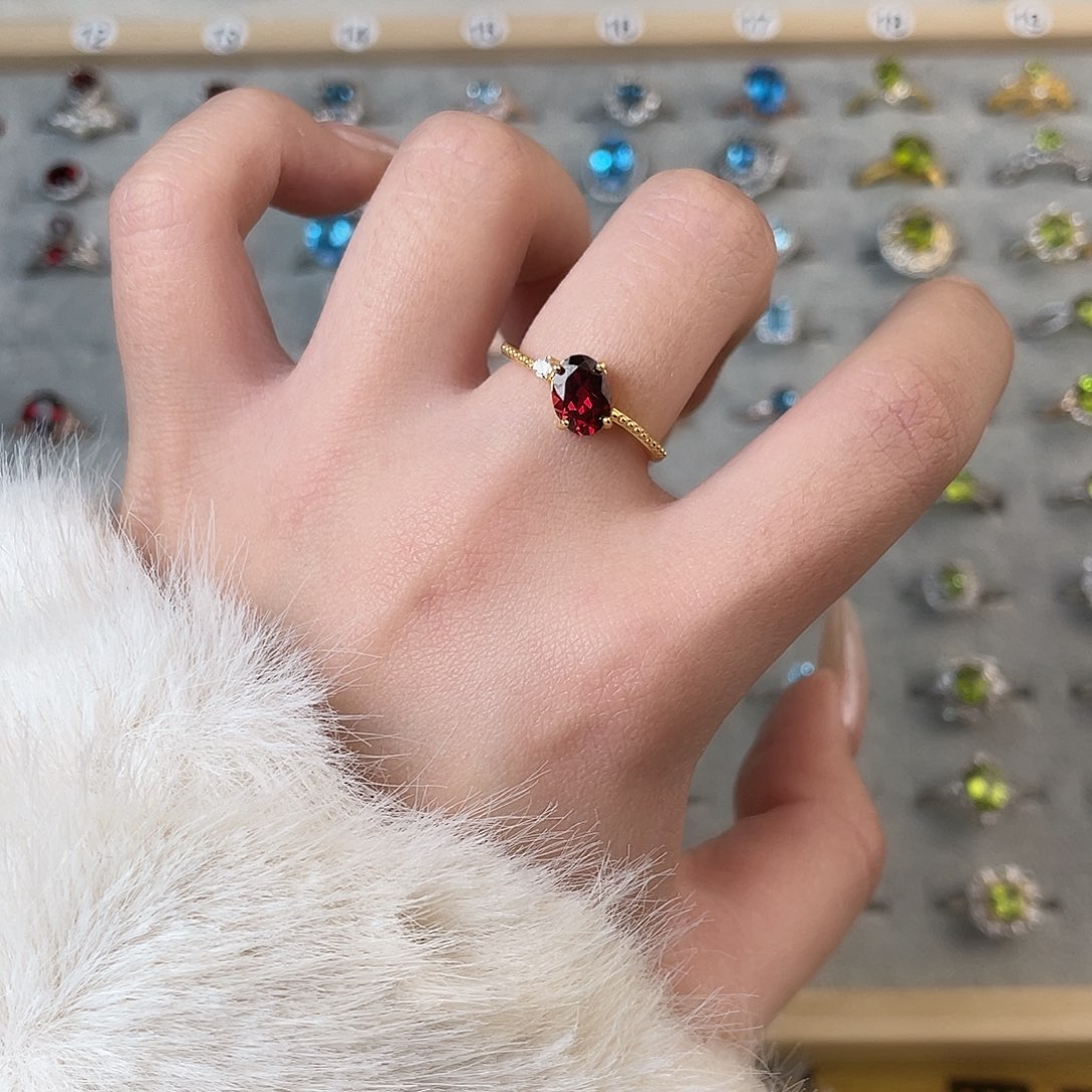 银S925镶嵌石榴石戒指斜镶设计款