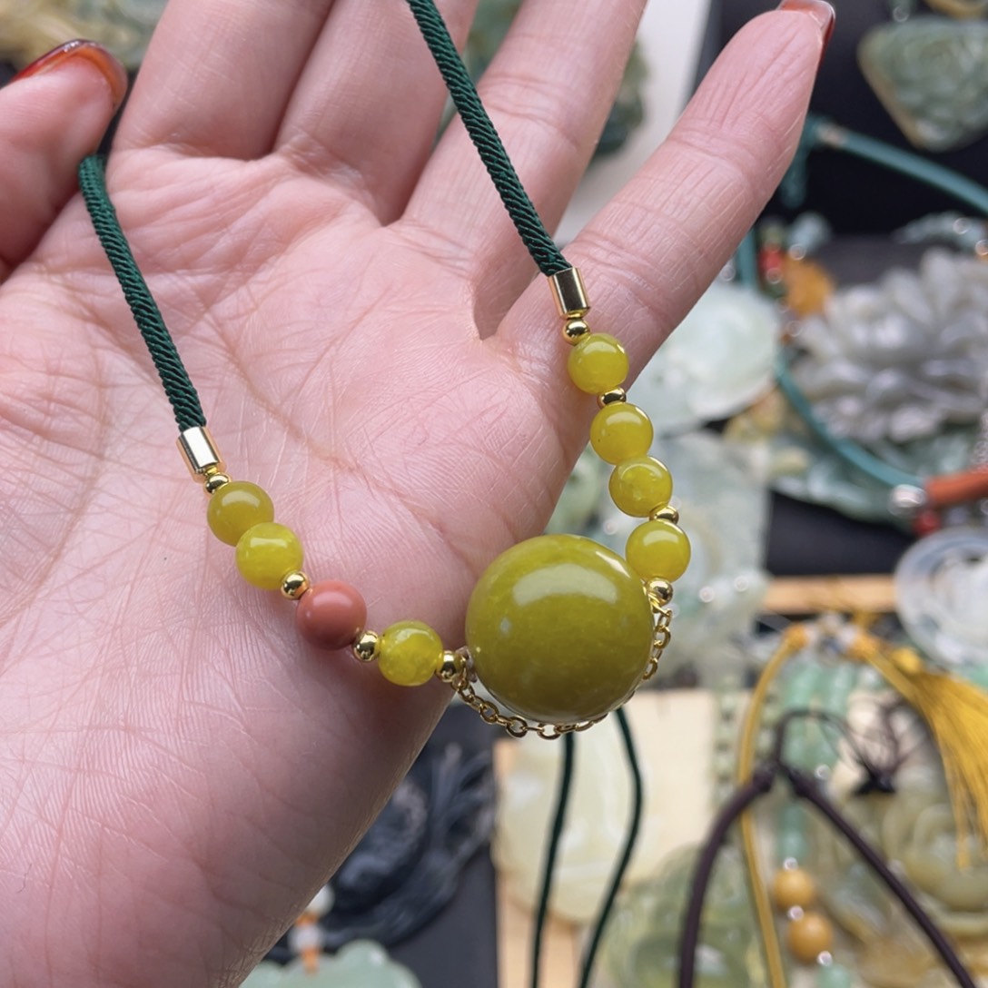 蛇纹石玉颈饰未镶嵌