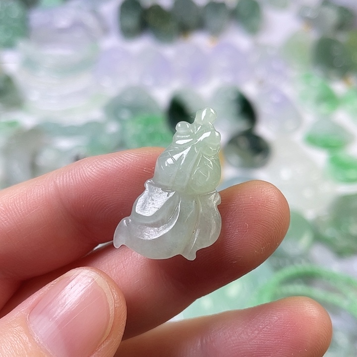 翡翠未镶嵌颈饰金鱼