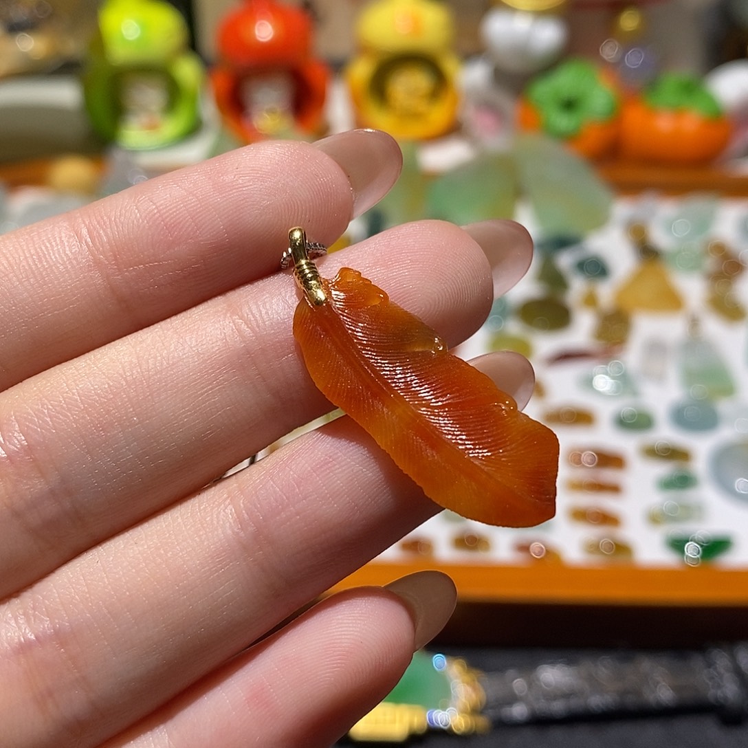 翡翠未镶嵌颈饰羽毛