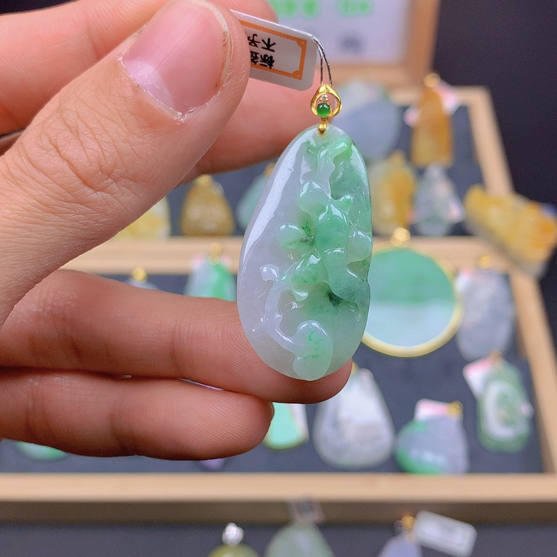 翡翠颈饰18K金镶嵌翡翠