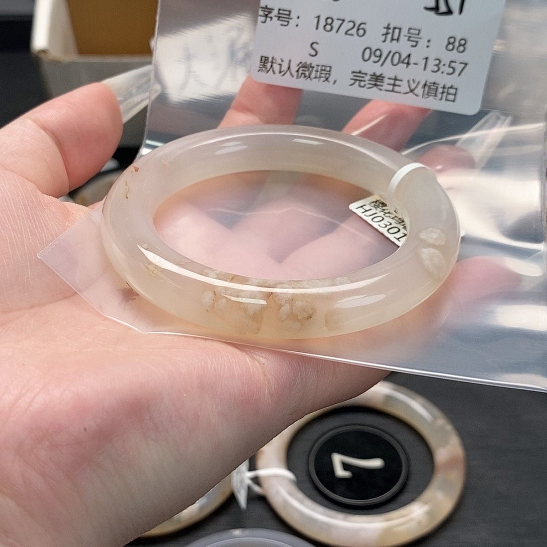 手镯玛瑙/玉髓合金上**?
