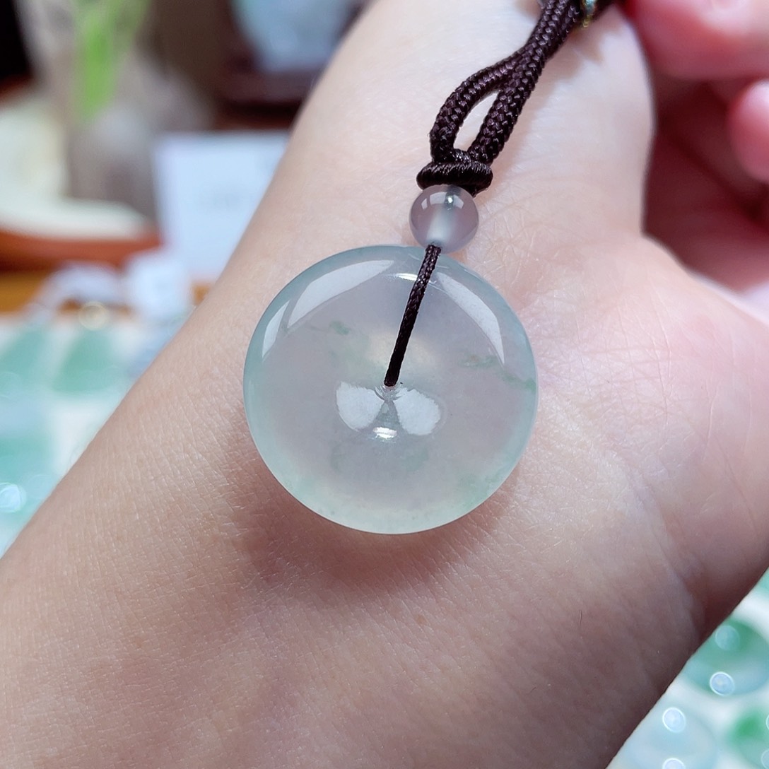 翡翠颈饰未镶嵌平安扣