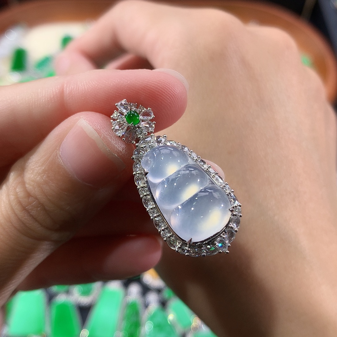 翡翠18K金镶嵌颈饰