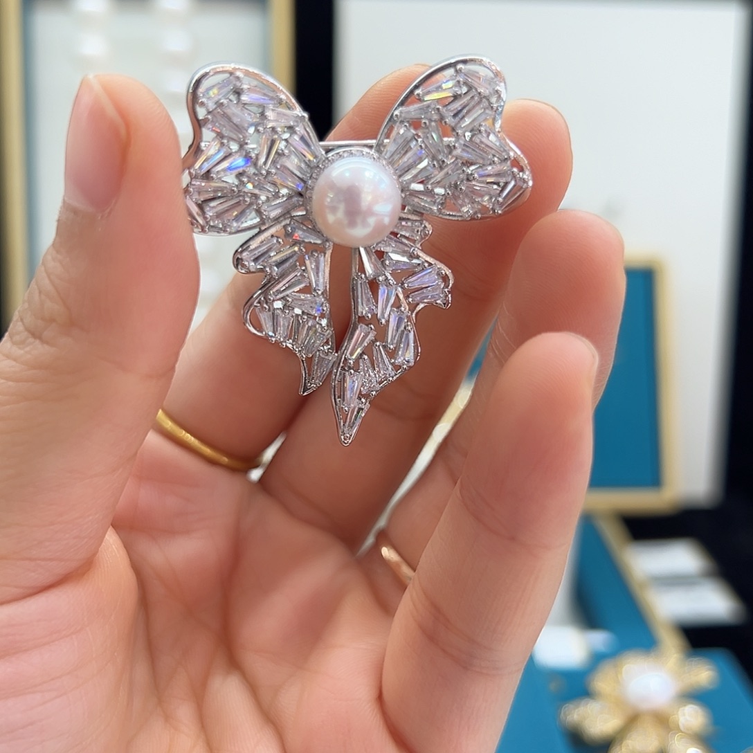 合金胸饰淡水珍珠
