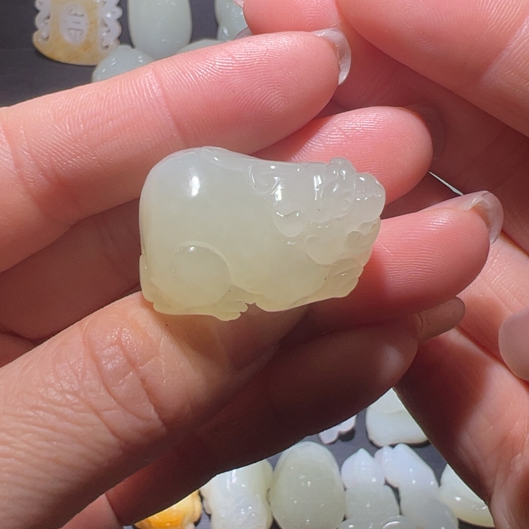 颈饰未镶嵌和田玉秋*