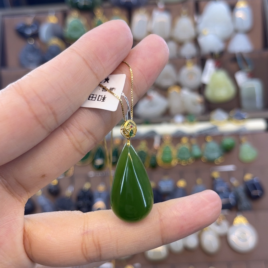 和田玉吊坠18K金镶嵌