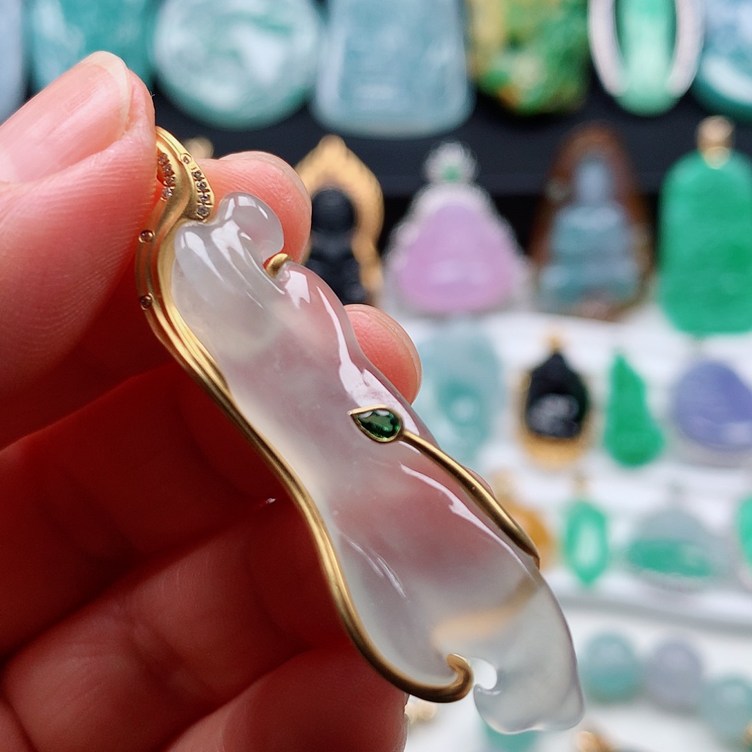 翡翠颈饰未镶嵌木那