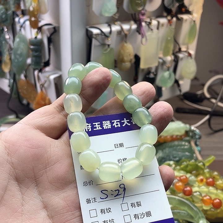 蛇纹石玉未镶嵌颈饰