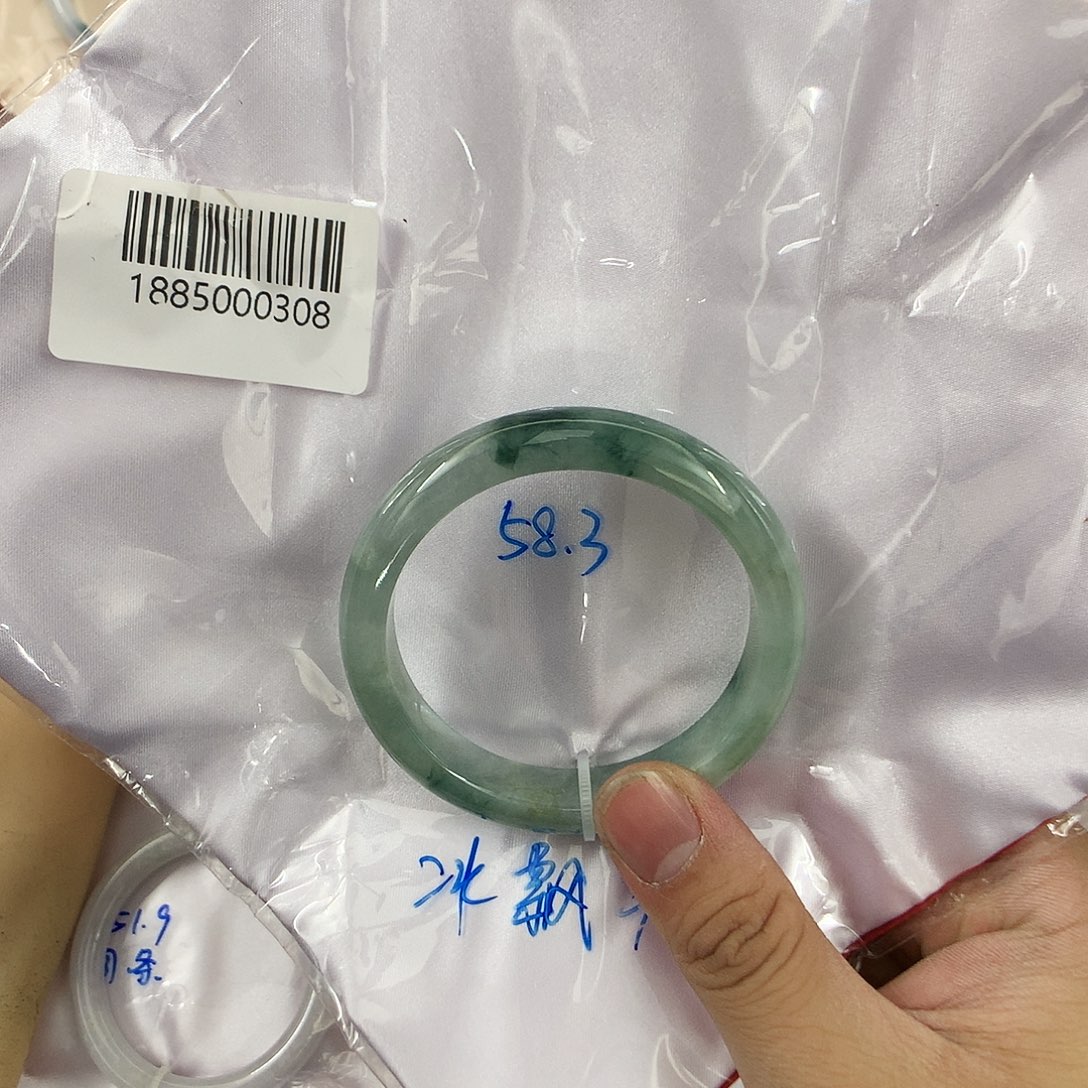 翡翠手镯未镶嵌天然缅甸翡翠手镯